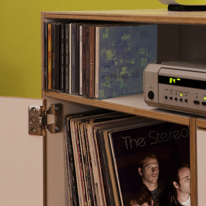 Hängendes HiFi Regal mit Türen und viel Platz für technische Geräte.