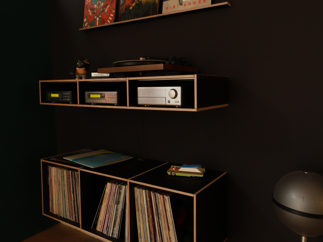 Schwebendes HiFi-Rack aus Birkenschichtholz mit eine Anti-Fingerprint Beschichtung aus Melaminharz.