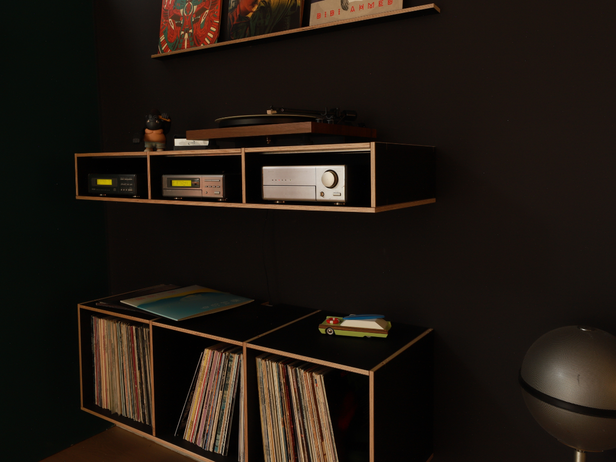 Schwebendes HiFi-Rack aus Birkenschichtholz mit eine Anti-Fingerprint Beschichtung aus Melaminharz.