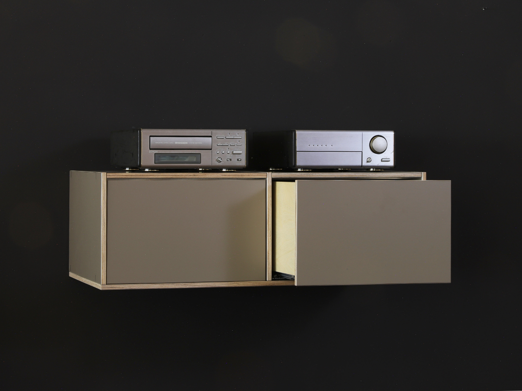 Hängendes HiFi-Regal Berlin aus Birkenschichtholz mit zwei Schubladen im Farbton Schlamm.