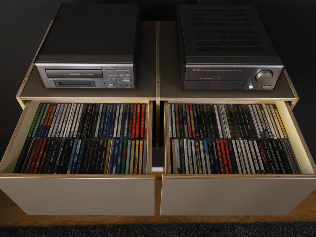 Hängende HiFi-Konsole mit Platz für bis zu 120 CD's individuell konfigurierbar