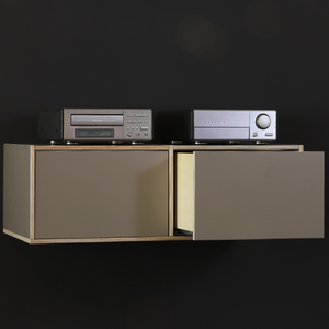 Hängendes HiFi-Regal Berlin aus Birkenschichtholz mit zwei Schubladen im Farbton Schlamm.