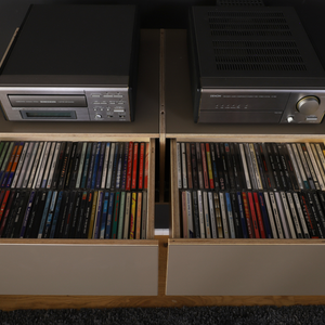 Hängende HiFi-Konsole mit Platz für bis zu 120 CD's individuell konfigurierbar