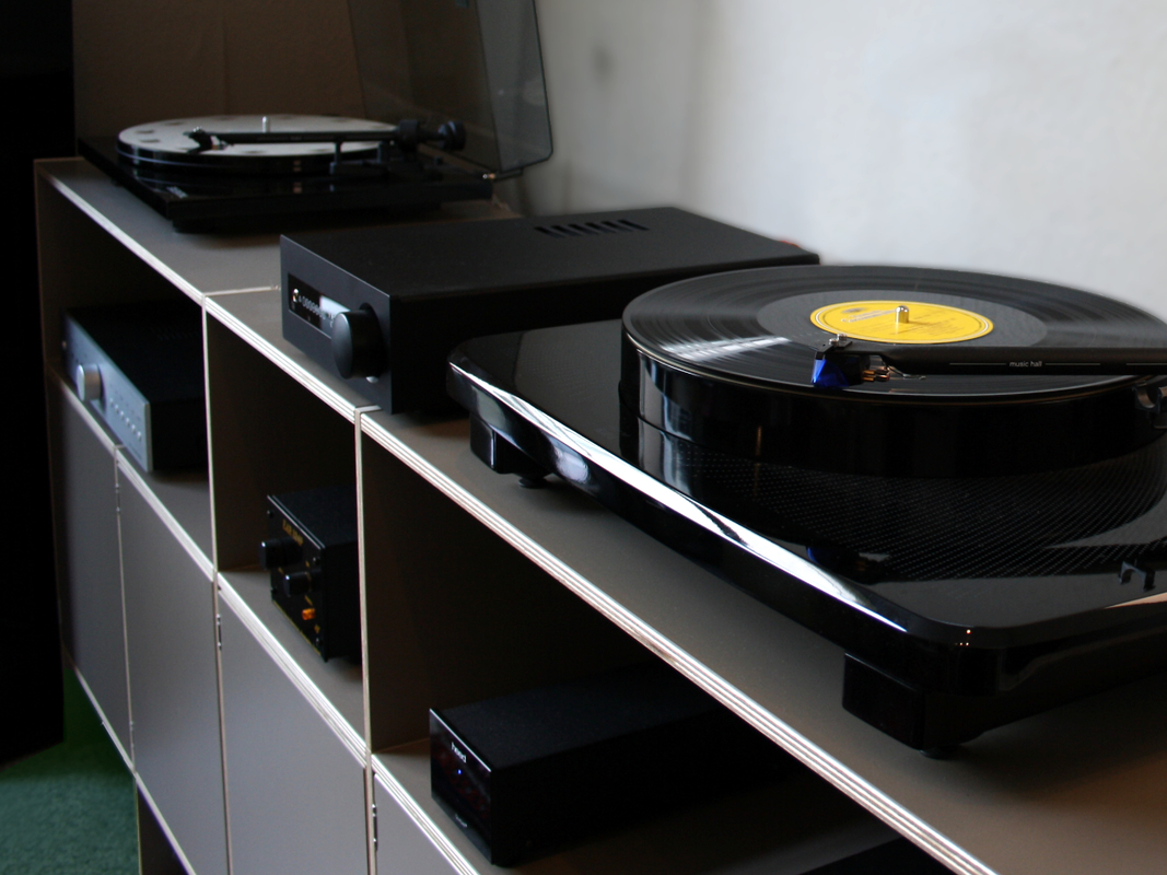 HiFi Regal in der Farbe Schlamm in unserem online Konfigurator individuell konfigurierbar