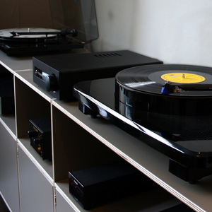 HiFi Regal in der Farbe Schlamm in unserem online Konfigurator individuell konfigurierbar