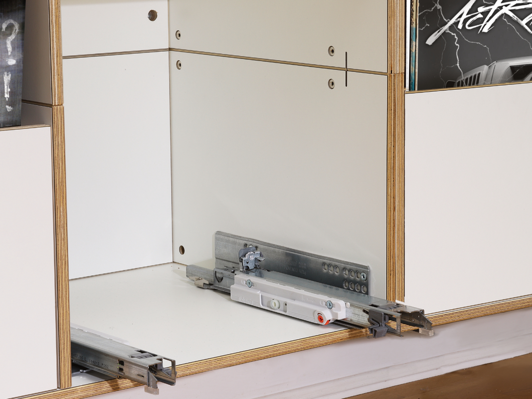 Hochwertige Schubladenvollauszüge der Marke Blum halten das schwere Vinyl ohne großen Aufwand.