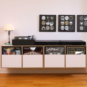 Frei konfigurierbares HiFi Hängeregal mit halbhohen Tip-On-Schubladen zu stöbern.