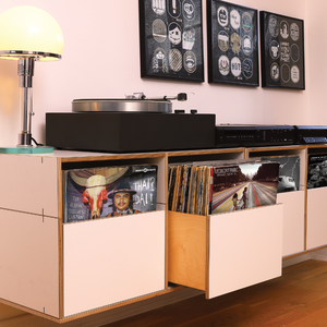 HiFi Hängeregal mit halbhohen Tip-On-Schubladen zu stöbern. Erweiterbar, Modular, Nachhaltig