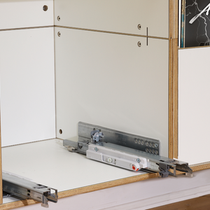 Hochwertige Schubladenvollauszüge der Marke Blum halten das schwere Vinyl ohne großen Aufwand.
