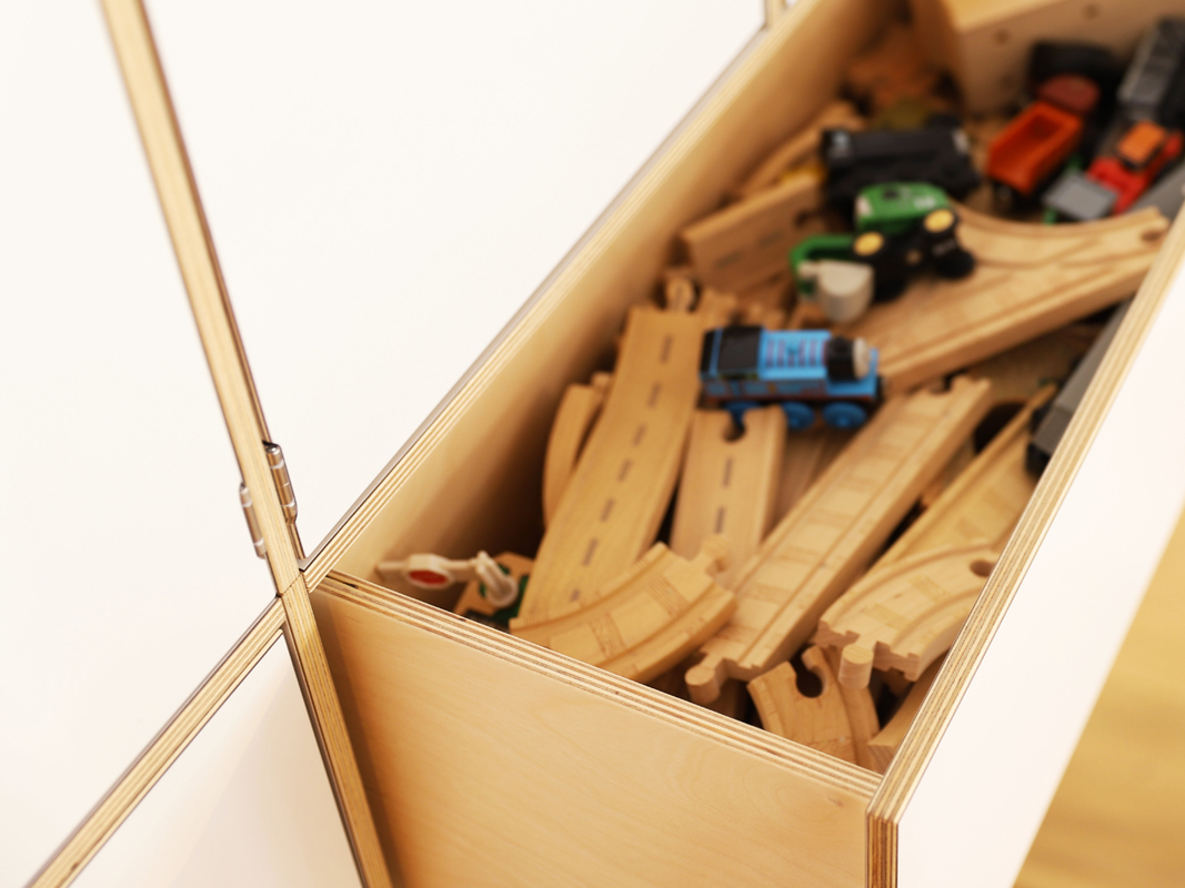 Kinderzimmerregal mit geräumiger Schublade aus Birkenholz
