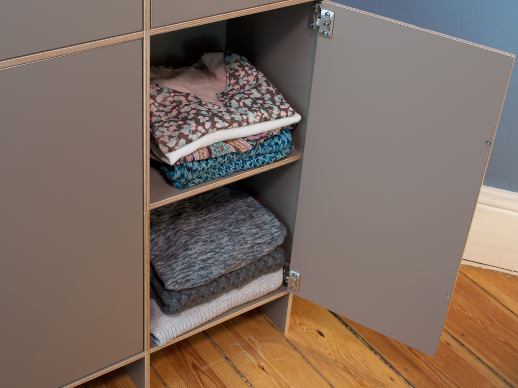 Schlafzimmer Kommode mit Flügeltüren und Schubladen aus Birkenholz