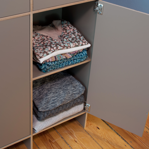Schlafzimmer Kommode mit Flügeltüren und Schubladen aus Birkenholz