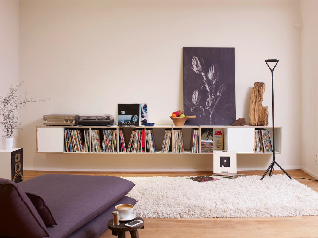 Individuell konfigurierbares Hängeregal für Schallplatten mit Türen. LP-Regalsysteme