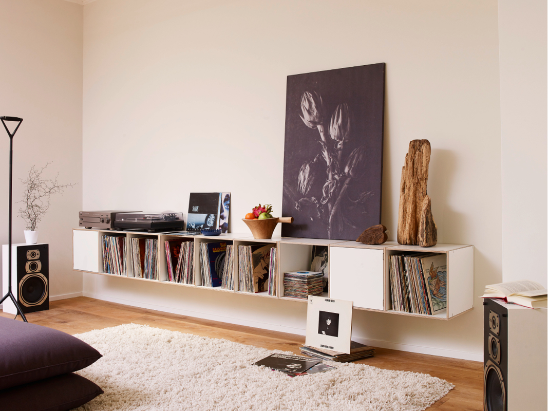 Hängendes LP-Regal aus 100% Birke, beschichtet mit Melaminharz und Platz für bis zu 630 Schallplatten.