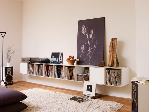 Hängendes LP-Regal aus 100% Birke, beschichtet mit Melaminharz und Platz für bis zu 630 Schallplatten.