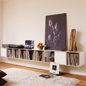 Hängendes LP-Regal aus 100% Birke, beschichtet mit Melaminharz und Platz für bis zu 630 Schallplatten.