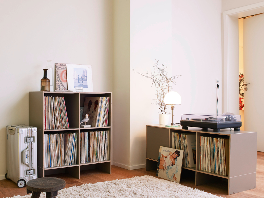 LP-Regal mit Tip-On Tür.