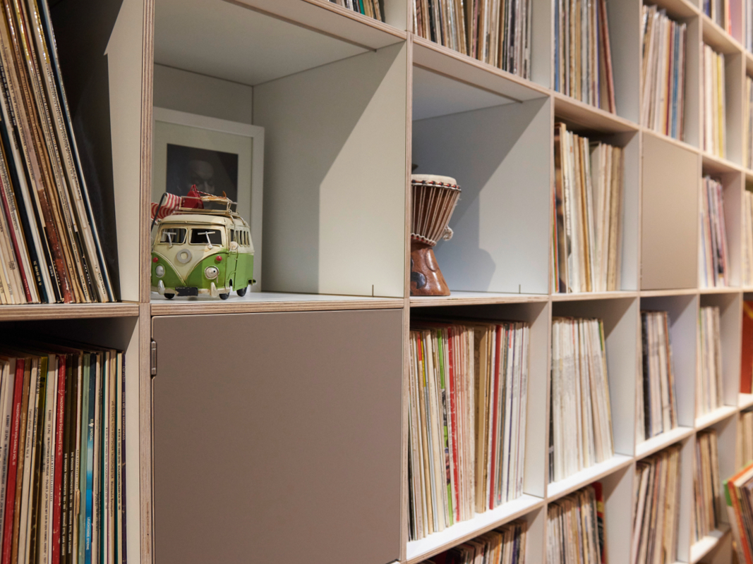 LP-Regal aus Birkenschichtholz im Bauhausstil, sehr langlebig, enorm tragfähig und hochwertig