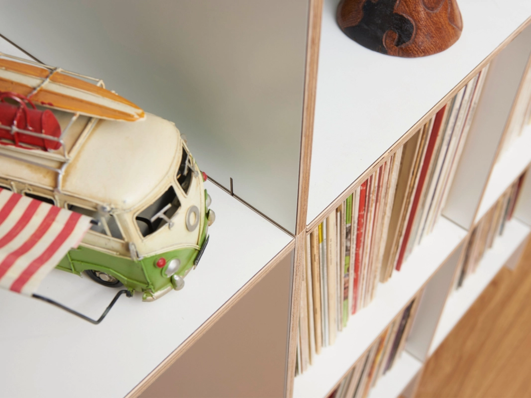 LP-Regal aus Holz mit Tip-On Türen.