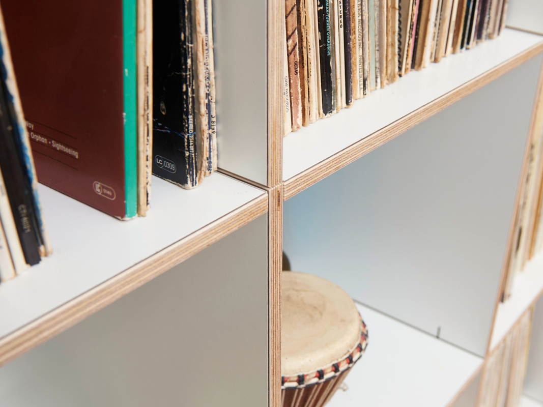 Robustes LP-Regal aus Birkenholz modular und sehr flexibel. Nachhaltig wohnen mit einem regalsystem für die Ewigkeit