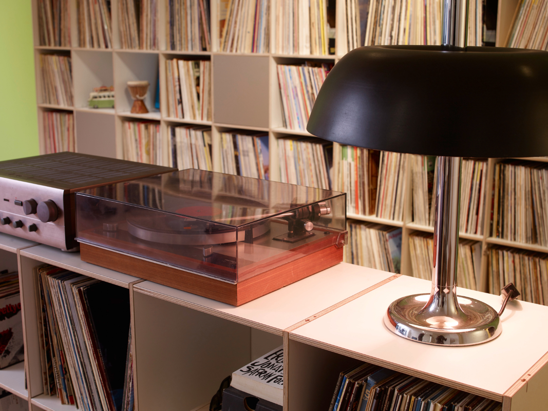 Zwei LP-Regale mit Platz für bis zu 8000 LP's.