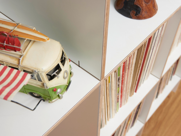 LP-Regal aus Holz mit Tip-On Türen.
