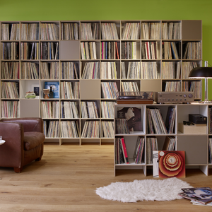 Zwei LP-Regalsysteme aus Birke mit Platz für bis zu 8000 Schallplatten