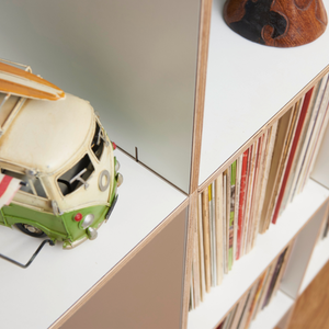 LP-Regal aus Holz mit Tip-On Türen.