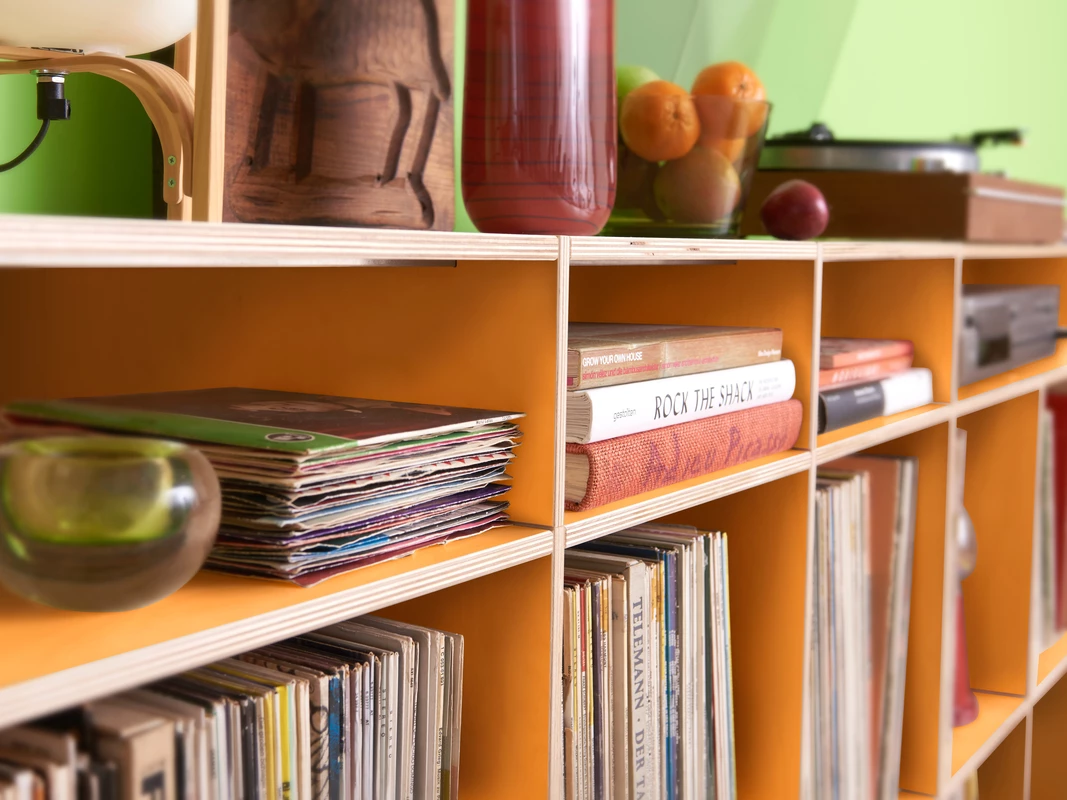 LP-Regal aus Birkenholz im erweiterbaren Stecksystem, mit Platz für 1000 Vinyl's
