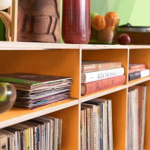 LP-Regal aus Birkenholz im erweiterbaren Stecksystem, mit Platz für 1000 Vinyl's