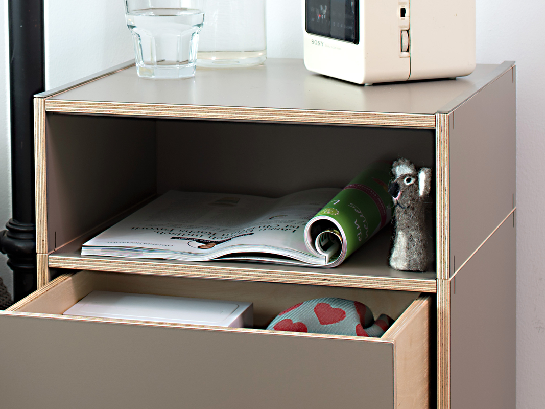 Ein geräumiger Nachtschrank aus Birkenholz im Bauhaus-Design in bester Qualität