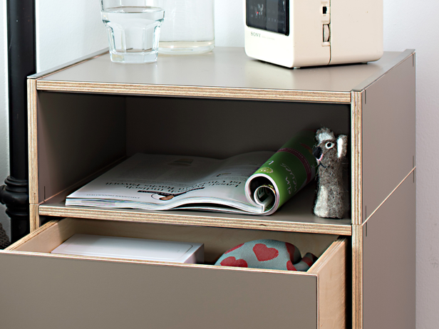 Ein geräumiger Nachtschrank aus Birkenholz im Bauhaus-Design in bester Qualität
