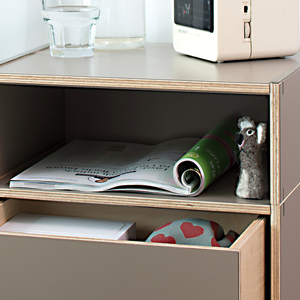 Ein geräumiger Nachtschrank aus Birkenholz im Bauhaus-Design in bester Qualität