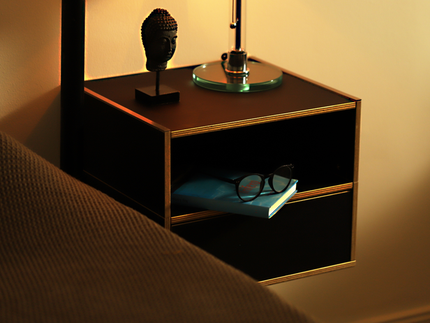 Der elegante, schwebende Nachtschrank mit einer Schublade aus Birken-Multiplex