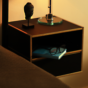 Der elegante, schwebende Nachtschrank mit einer Schublade aus Birken-Multiplex