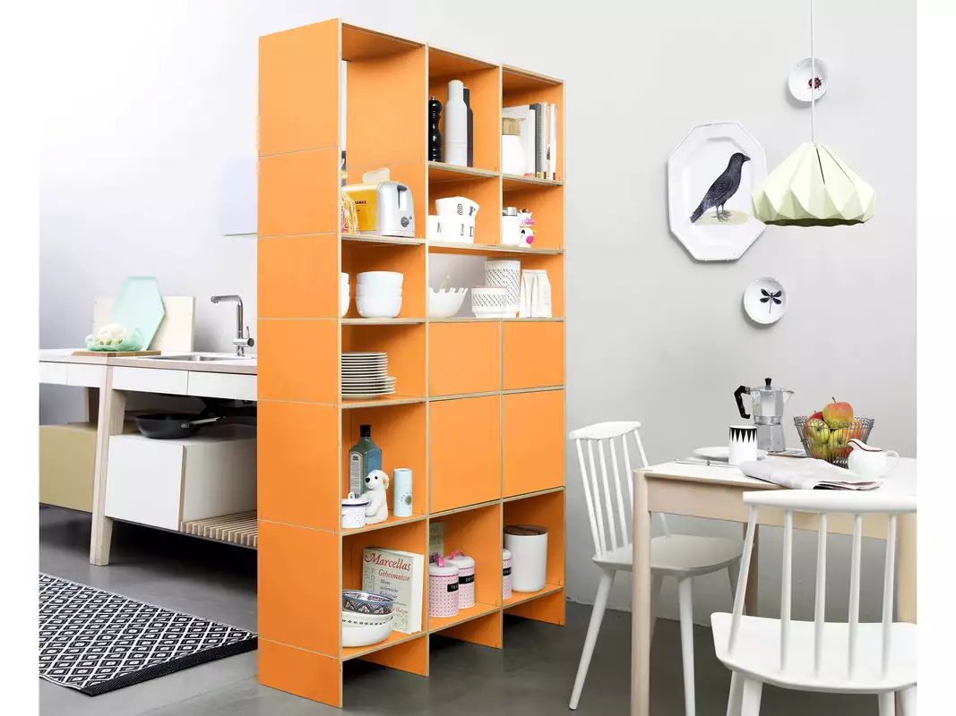 Ein Raumtrenner und Geschirrschrank
