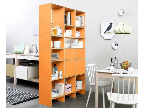 Ein Raumtrenner und Geschirrschrank