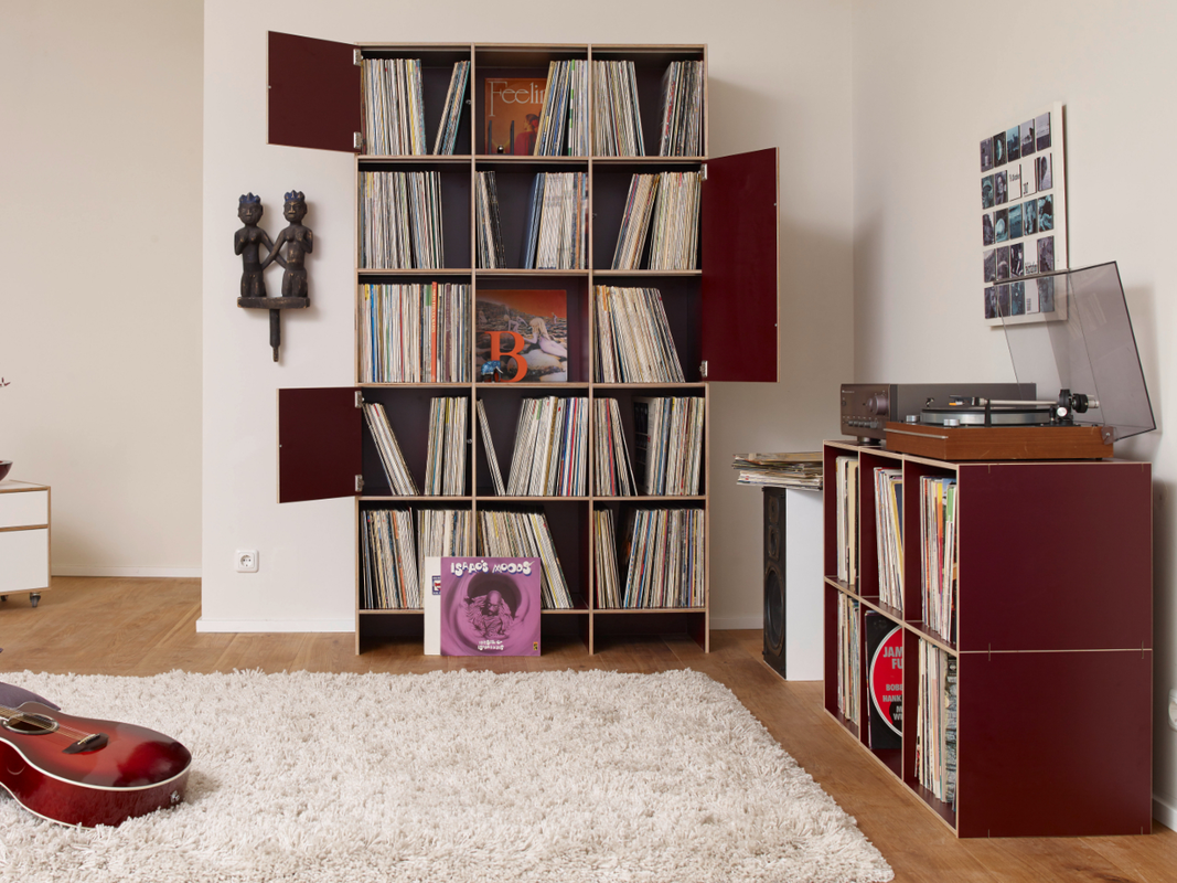 Schallplattenschrank im Farbton Aubergine mit Platz für bis zu 1500 LP's