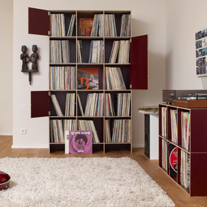 Schallplattenschrank im Farbton Aubergine mit Platz für bis zu 1500 LP's