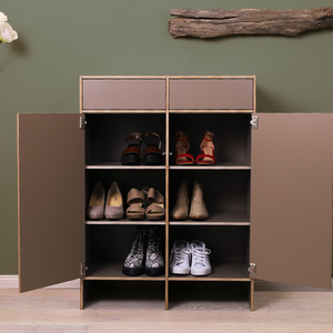 Schuhkommode aus Birke mit Platz für bis zu 12 paar Schuhen.
