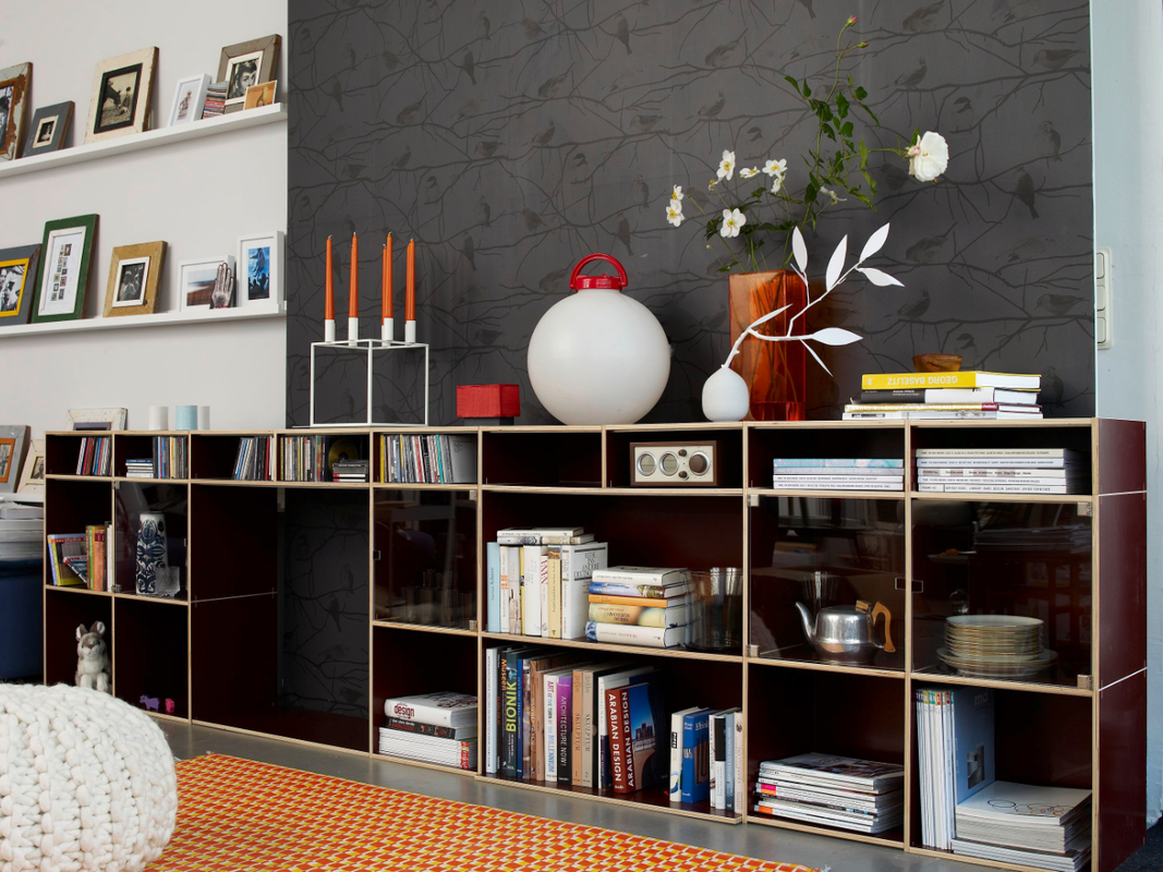 Modulares Sideboard-Regalsystem aus querverleimtem Birkenschichtholz.
