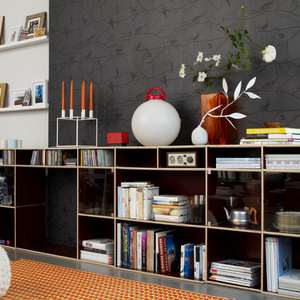 Modulares Sideboard-Regalsystem aus querverleimtem Birkenschichtholz.