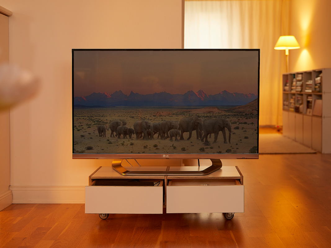 TV-Board auf Rollen mit zwei Schubladen aus Birkenschichtholz.