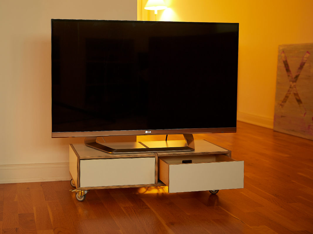 TV-Board auf Rollen mit zwei justierbaren Schubladen aus Birke.