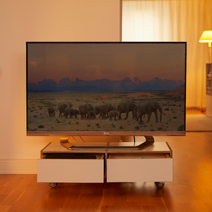 TV-Board auf Rollen mit zwei Schubladen aus Birkenschichtholz.