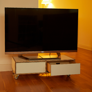 TV-Board auf Rollen mit zwei justierbaren Schubladen aus Birke.
