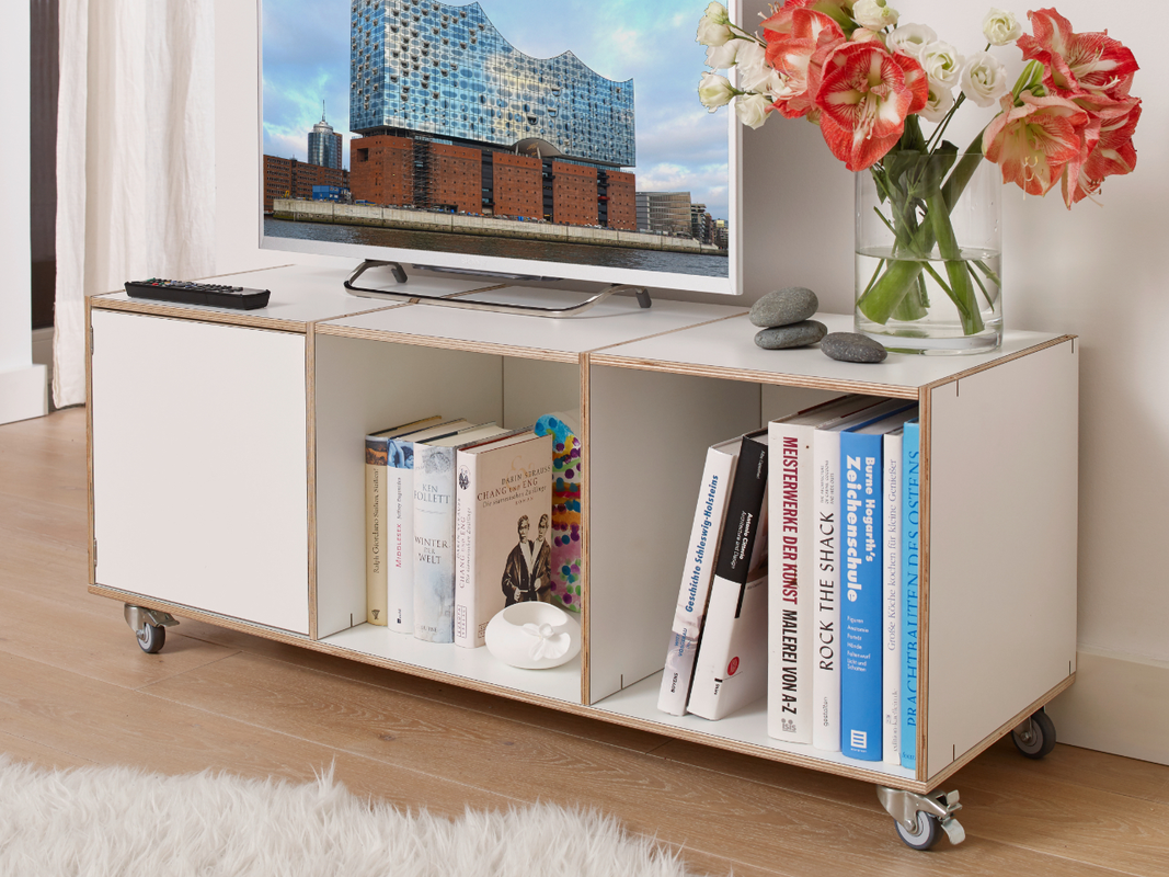 Weißes TV-Board aus Birke auf Rollen mit Tür individuell konfigurierbar