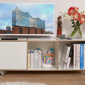 TV-Board auf Rollen mit Tür mit Tip-On Funktion