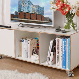 Weißes TV-Board aus Birke auf Rollen mit Tür individuell konfigurierbar