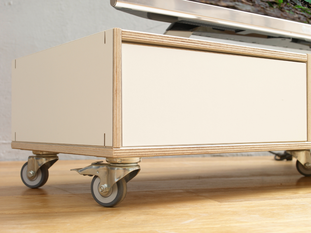 Individuell konfigurierbares TV-Board aus Birke mit Schubladen und Kabeldurchlass